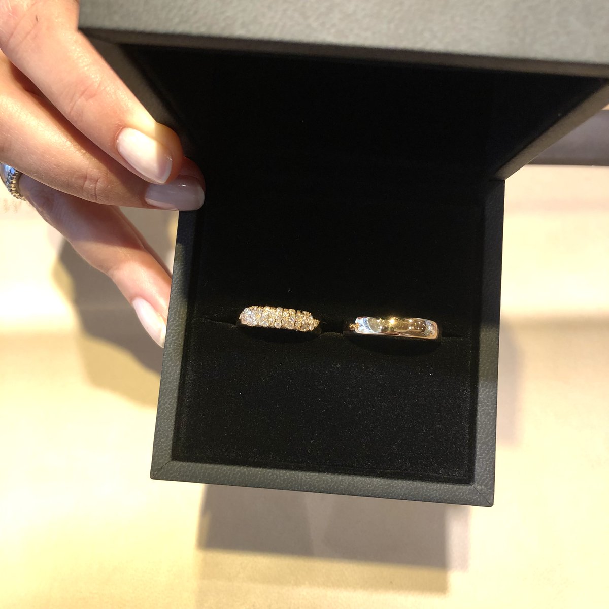 Der #Moment wenn sich der Deckel hebt und euch eure #Trauringe anstrahlen. Unbeschreiblich!🥰🤩

Wer durfte diesen Moment schon erleben?

irismenzetrauringe.de

#irismenzetrauringe #christianbauer #trauring #magicmoment #eheringe #jaichwill #love #bielefeld #bielefeldcity