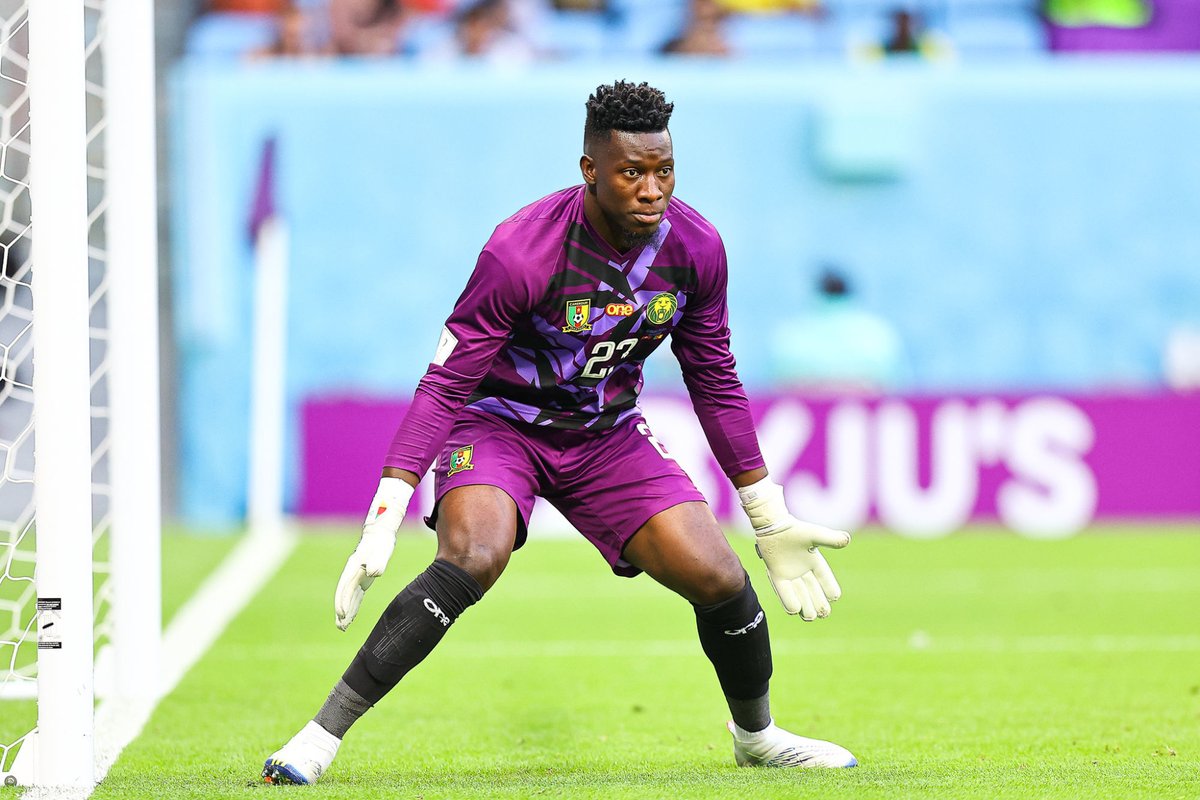 ActuFoot_'s tweet photo. 🚨 André Onana a été exclu du groupe du Cameroun après une discussion avec Rigobert Song où ce dernier lui a demandé d'adopter un style plus « traditionnel ».

André Onana n'ayant pas l'intention de changer de style, il a été exclu.

(@FabrizioRomano) https://t.co/0VnPPum6t1