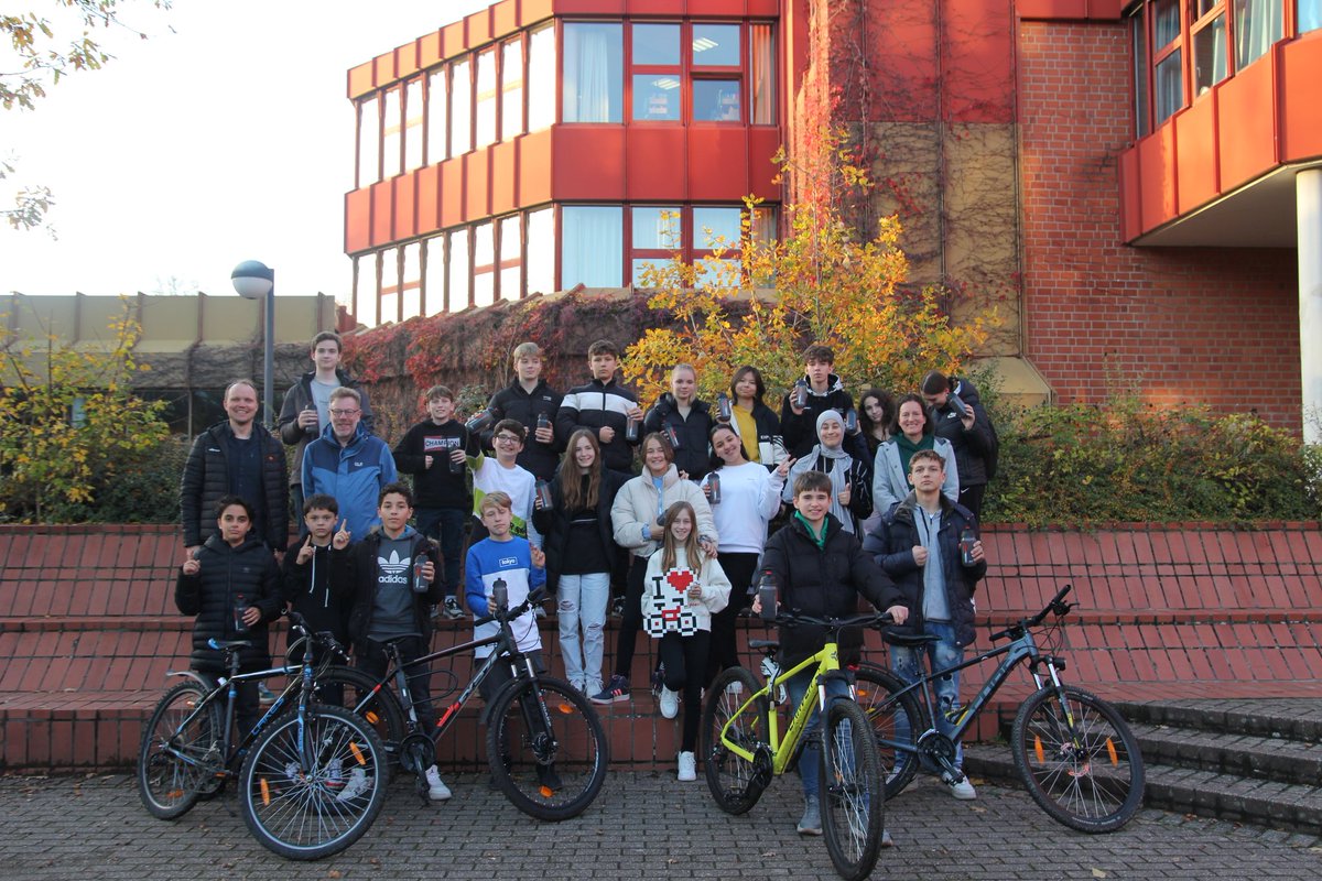 Die Klasse 7E bzw. 8E der Gesamtschule Beuel hat im Rahmen der Aktion "FahrRad! Fürs Klima auf Tour" insgesamt 8152 km zurückgelegt und dabei 1141,28 kg CO² eingespart.

Dafür erhielt sie eine Urkunde und Preise, die vom Reifenhersteller Schwalbe gesponsert.