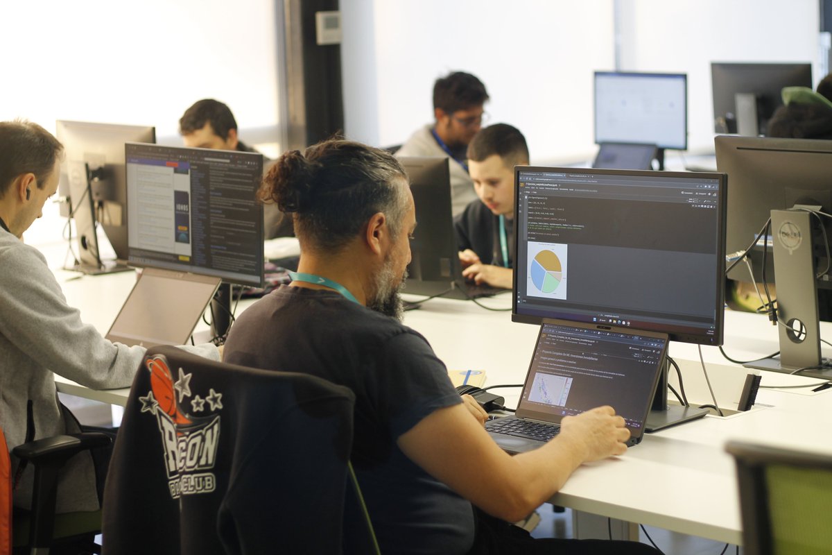 masteriabd's tweet photo. 🚀🚀🚀 Nuestros alumnos trabajando en proyectos de #MachineLearning 🧠 y #BigData 📊

@FPAndaluza @PTAMalaga @AccentureSpain #pythonlearning #programming #womenintech https://t.co/fjOldeC1qs