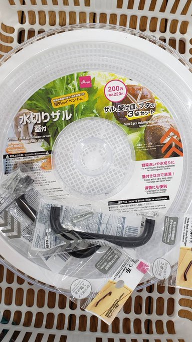 鍋の作り方です全てダイソーで購入。・アルミワイヤー(茶)・水切りザル(220円)・木目シール・段ボール色はアクリル絵の具とクリアスプレー。キリで穴を開け、絵の具→スプレーで何度か塗ります。吊り下げ式ならワイヤー、両手持ちならドアの取っ手がおすすめ#100均コスプレレシピ 
