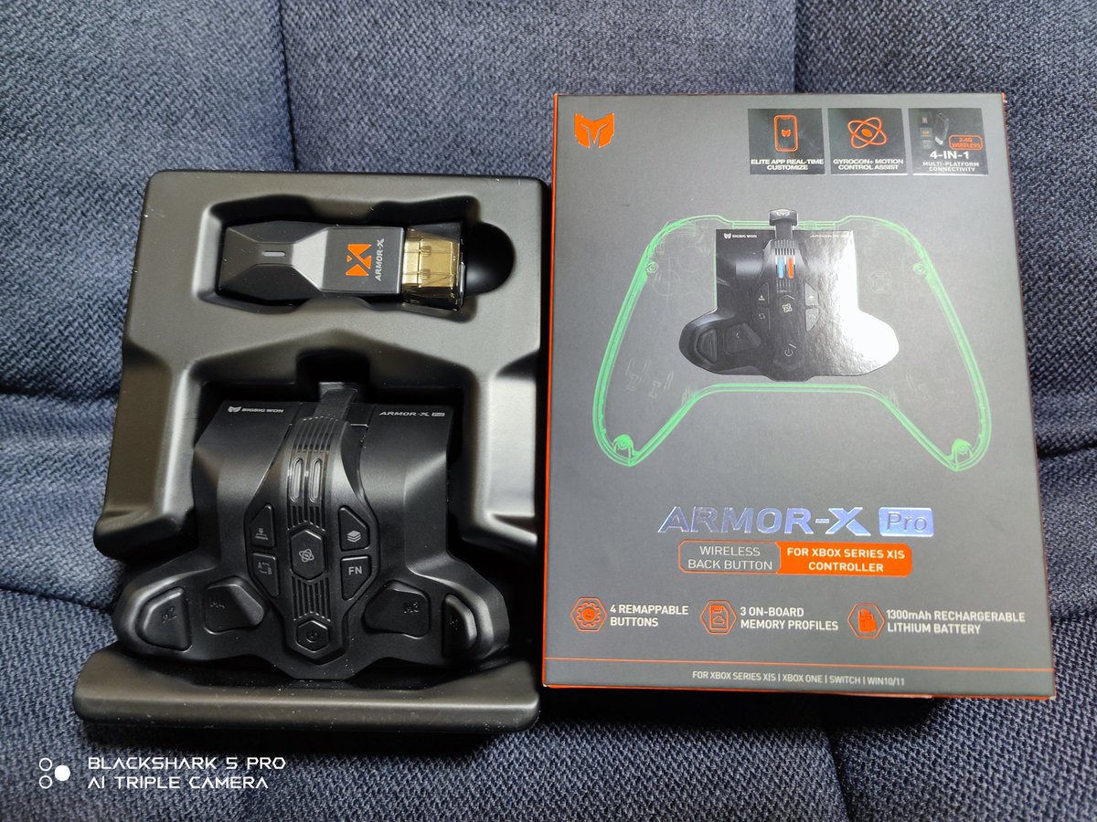 Banto1616's tweet photo. Amazonブラックフライデーセールで買った #armorxpro キター😁
コイツはすげぇ( ▔•ω•▔ )
SwitchもPS4も動かせるうえに、背面パッド、そしてどんなゲームでもジャイロ操作を可能にする化け物だ。
何より馴染みのある箱コンでSwitch等のジャイロ操作は格別🤤
#XBOXShare https://t.co/7sdJkRa81Q