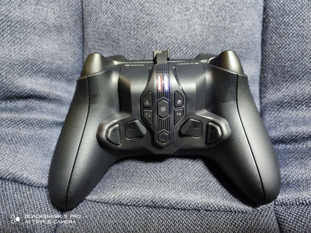 Banto1616's tweet photo. Amazonブラックフライデーセールで買った #armorxpro キター😁
コイツはすげぇ( ▔•ω•▔ )
SwitchもPS4も動かせるうえに、背面パッド、そしてどんなゲームでもジャイロ操作を可能にする化け物だ。
何より馴染みのある箱コンでSwitch等のジャイロ操作は格別🤤
#XBOXShare https://t.co/7sdJkRa81Q