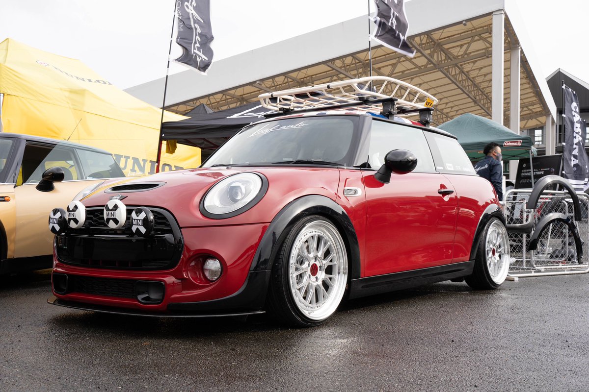 CustomLeaf's tweet photo. MINI FESにてF56、57用のワイドフェンダー初お披露目しました‼︎
完成という事で皆さんからご意見ありがとうございました🙇♂️
履いてるホイールは8.5j+45R19です!
実はこれでキャンバー付けてません 笑!
#leafauto #リーフオート #minif56 #オーバーフェンダー #ワイドフェンダー #minicooperf56 https://t.co/r1vyA5qS8t