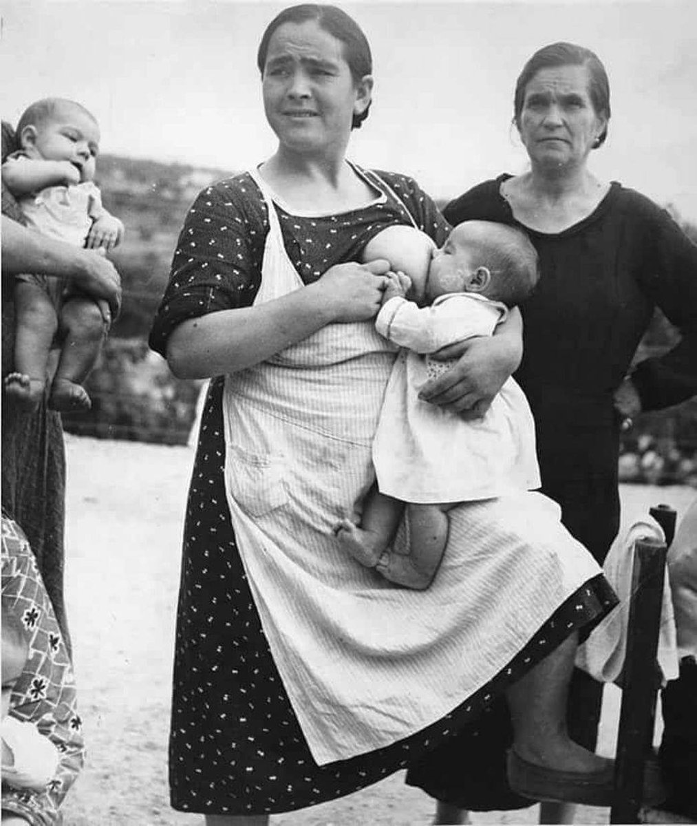 XaviBarbeta's tweet photo. Vélez-Rubio, Almeria, 1937. Una dona alleta un nadó a la Casa de Maternitat, instal·lada per a protegir les mares i xiquets que van ser evacuats.
📷Kati Horna: “L'instint de la vida, més fort que la mort i la destrucció, palpita en aquesta escena"
Font: Umbral, València. 2-X-1937 https://t.co/yzPLkwHnxs