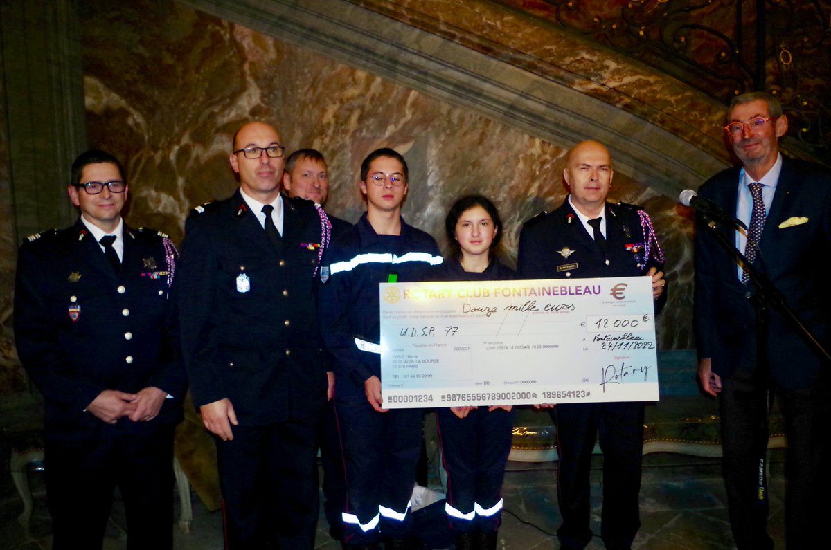 Sdis77's tweet photo. En juin le #RotaryClub de #Fontainebleau et #UDSP77 ont organisé une course de canard au profit des #JSP🧑‍🚒 La semaine dernière le chèque de 12 000€ a été remis aux JSP en présence du Cgl @BrunoMaestracci . Ce don permettra de financer de nouvelles tenues pour les JSP du #Sdis77 https://t.co/UVLyBav0aa