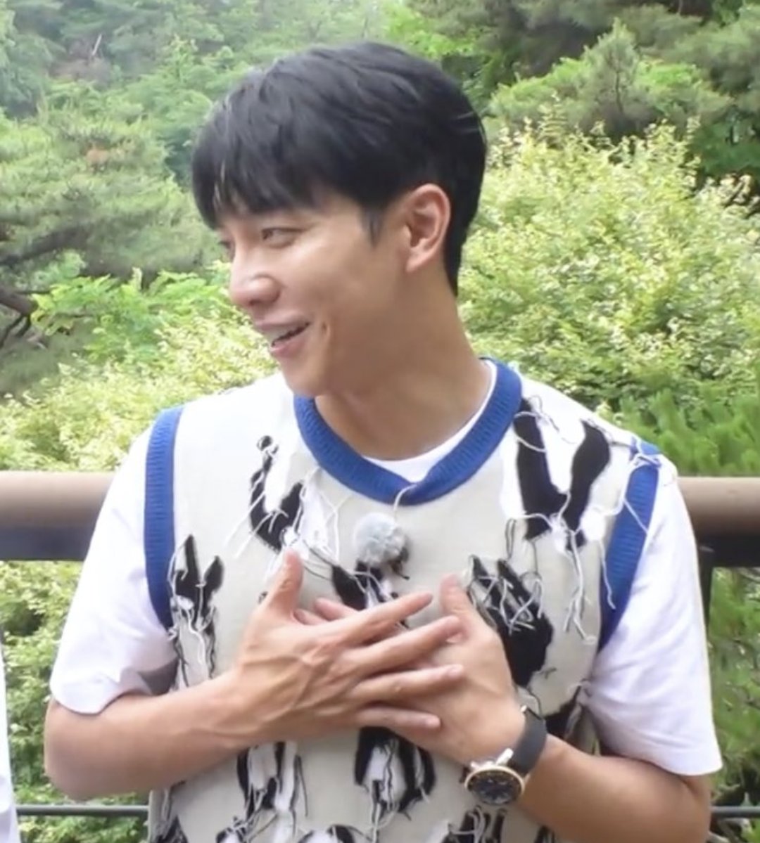 BeeForGi's tweet photo. New headphones to listen to his insanely good voice 😍 #LeeSeungGi #이승기 #이승기xHUMANMADE #CaptainPlanet Subscribe:https://t.co/HfHmLbVCtK https://t.co/pP0CjzFYec