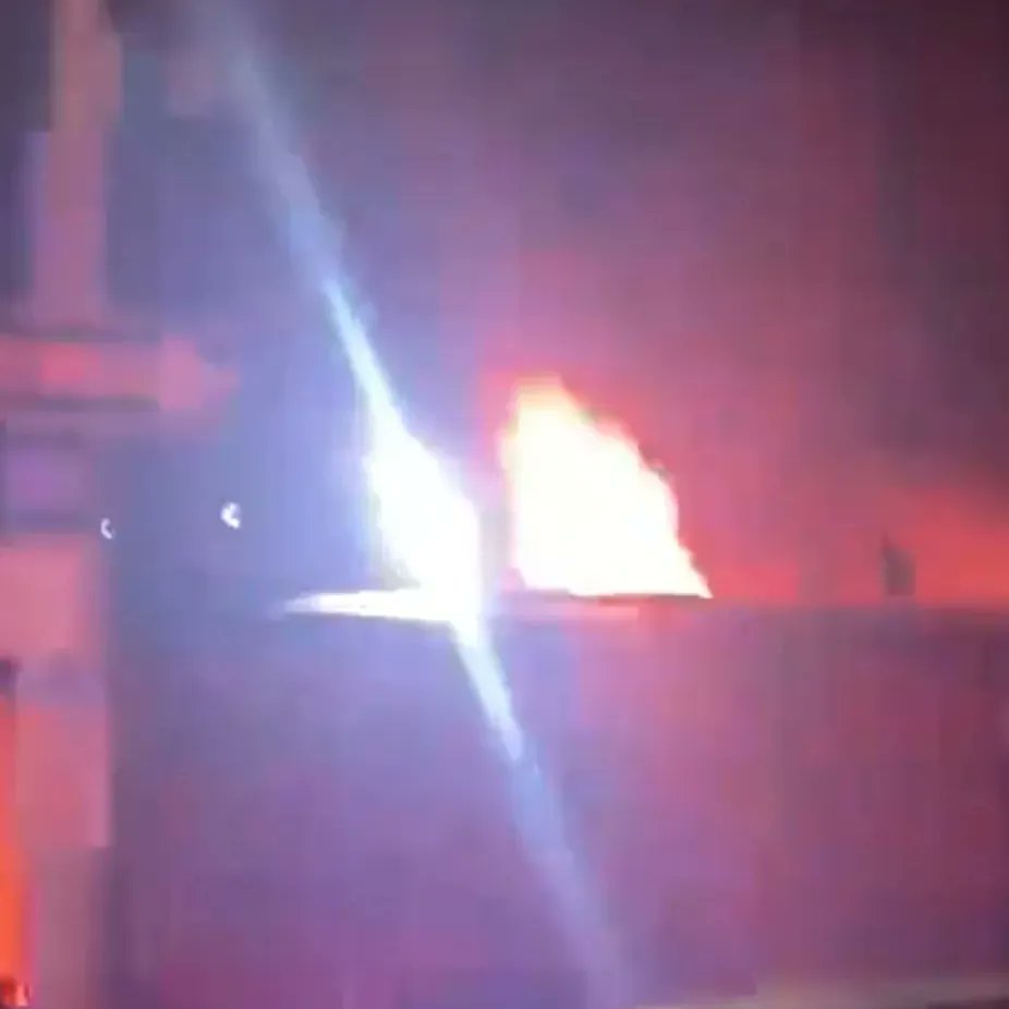 LiCersLiC's tweet photo. B &amp; F auto repair is on fire.  3 alarm fire and about 4 firefighters are hurt. 
3821 23rd street 
LIC, NY 11101
#licerslic #fire #3alarm #fdny #mechanic #longislandcity #firstresponder #safety #smoke https://t.co/e0eYFcUept