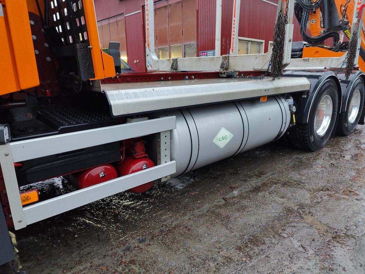 ctif_fin's tweet photo. Kuljetusliike Eskola Oy hankki Suomen ensimmäisen biokaasulla kulkevan puutavara-auton, ja tarroittivat sen ensimmäisenä Euroopassa ISO-standardin mukaisilla LNG-käyttövoimatarroilla. Kuvissa johtaja Pasi Eskola esittelee autoa.
#iso17840 #käyttövoimatarra #biokaasu #LNG #ctif https://t.co/kHh1WkNvKG