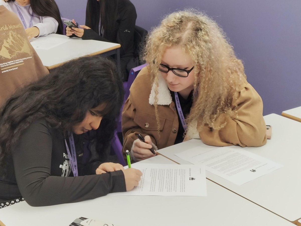 Y12 Sociology students took part in 'Sociological Imaginations', a workshop delivered by Faatinah Jeelani from <a href="/UniversityLeeds/">University of Leeds</a> 

The focus was crime and deviance: knife crime and drill music. 

Students will also be visiting the university in December. 🎓