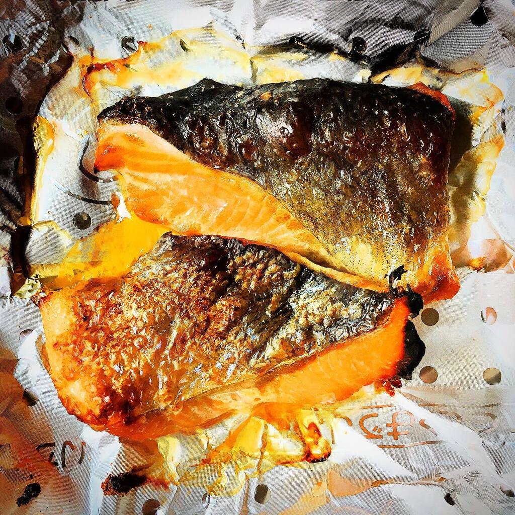 kikutaroid's tweet photo. 焼魚
#鮭 #アラ #salmon #bonypartsof #seasoned
#お弁当 #bento
#ovengrilled https://t.co/iOi9HwKIDD https://t.co/AxrvzcePQo