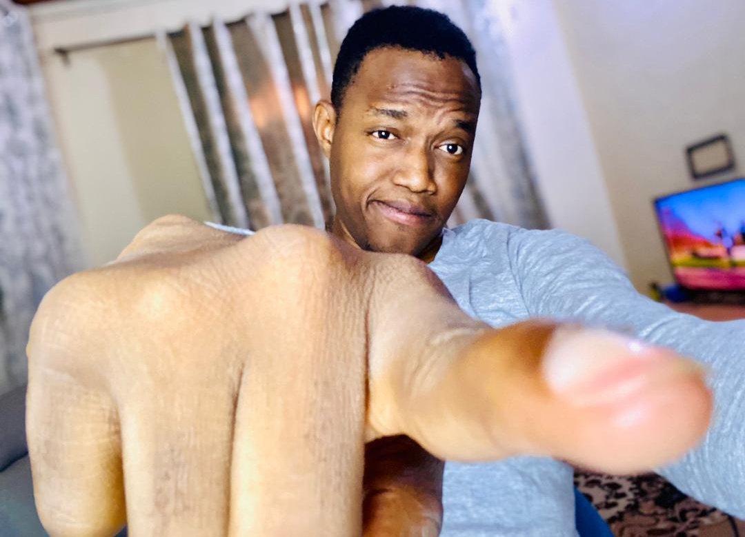 < Tout est prédestiné ? > Le pauvre doit être pauvre, le riche deviendra riche même s'il ne bouge pas son petit cul ? Big*scam, excuse-moi de t'ouvrir les yeux, si tout est prédestiné, pourquoi quand tu veux traverser une voie (autoroute) tu regardes à gauche et à droite ?