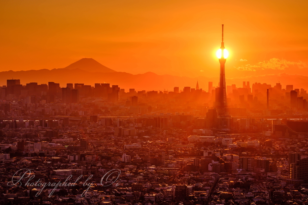 2023年版カレンダー作品紹介📸 【3月】 東京スカイツリーが『灯火』のように輝く夕景。 ダイヤモンド富士はなかなか撮影できなかったのでこちらのアイディアに至りました。 東京ビル群のシルエットなど、良い表現ができたと思っています👌 👇詳しくはブログで ht