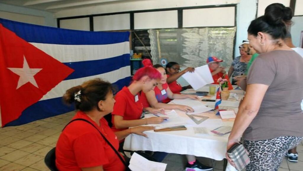 elcanarioamari1's tweet photo. Ejercen su derecho al voto en elecciones de delegados a las Asambleas Municipales del Poder Popular en #Cuba, más de 5 millones de cubanos, en un proceso de auténtica democracia y transparencia.
https://t.co/EKOC3wEukE https://t.co/kkM0JyLWhR