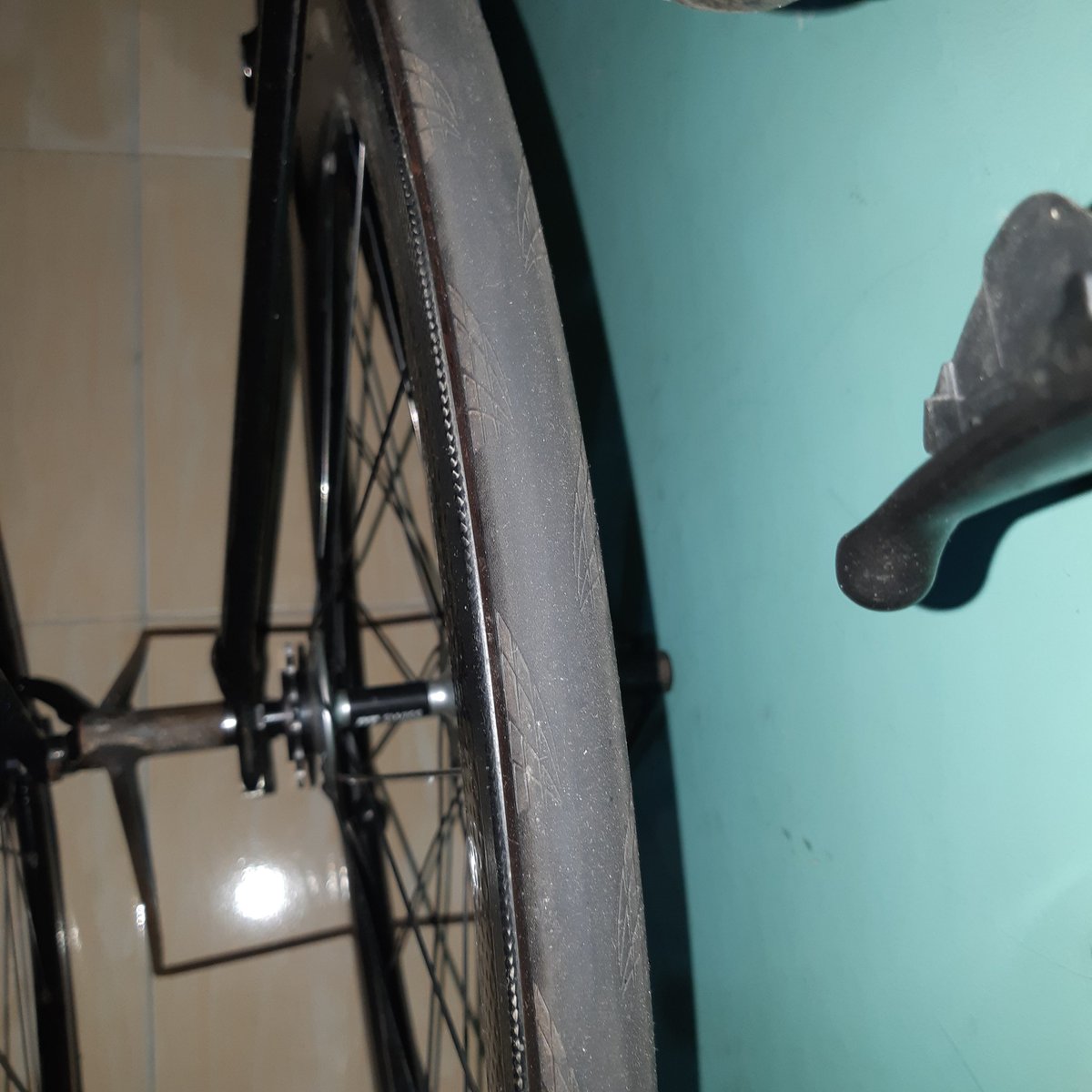 RyshakaP's tweet photo. WTS ban continental gp 5000 +ban dalam maxxis (25C) kondisi 90% mulus ga ada yg robek 1.3 aja minat inbox aja #fnfjb @FnFjb @FnFBdg @FixieJuBel @esacreza @fixieaks @AlcatrazTrack @trackcyclery https://t.co/zJQjFNQjZm