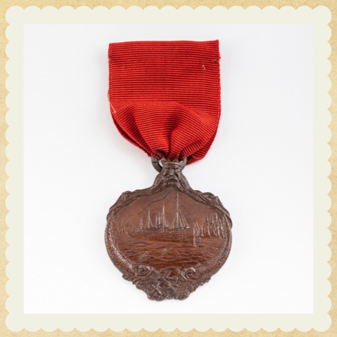 🎖After the sinking of the Titanic, Margaret Brown, president of the survivors' committee, presented this medal to each of the crew members of the Carpathia as a token of appreciation. #TitanicTheExhibition #TitanicTheExhibitionNY #TitanicTheExhibitionNYC