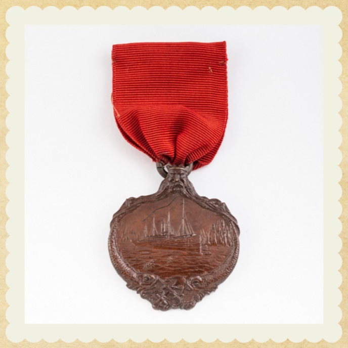 🎖After the sinking of the Titanic, Margaret Brown, president of the survivors' committee, presented this medal to each of the crew members of the Carpathia as a token of appreciation.

#TitanicTheExhibition #TitanicTheExhibitionNY #TitanicTheExhibitionNYC