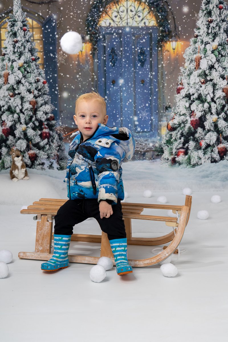 DaveHoldham's tweet photo. It's beginning to look alot like Christmas #studio #photography #christmas2022 #snowfall #snowball #childrenphotography #decorations #fun #canonphotography https://t.co/MvjBTwbVml