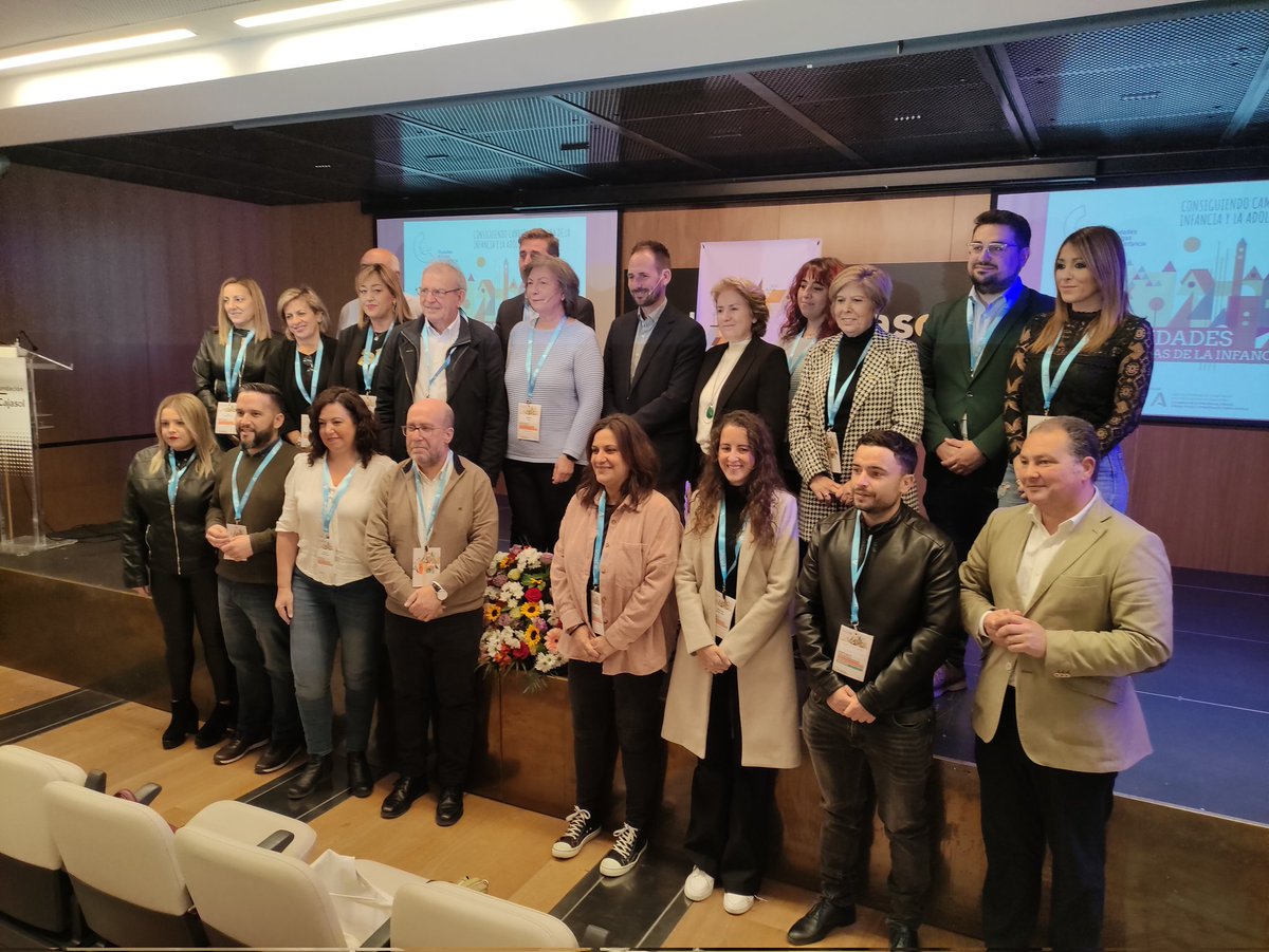 Foto de familia con las y los responsables políticos presentes en el IV #ForoInfancia de #CiudadesAmigas 💙