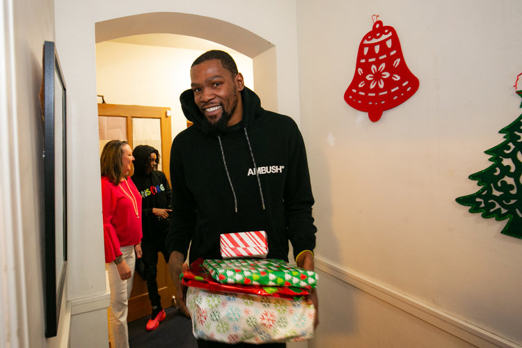 lachasuble_fr's tweet photo. Les fêtes de fin d’année approchent et le grand barbu va bientôt commencer sa distribution de cadeaux. Et je ne parle pas de James Harden. 🎅

Quelle serait la pire idée de cadeau pour un joueur NBA  ? Exemple : Une paire de Nike à Kyrie.
⤵️🗨️ https://t.co/Xlc6M30Szn