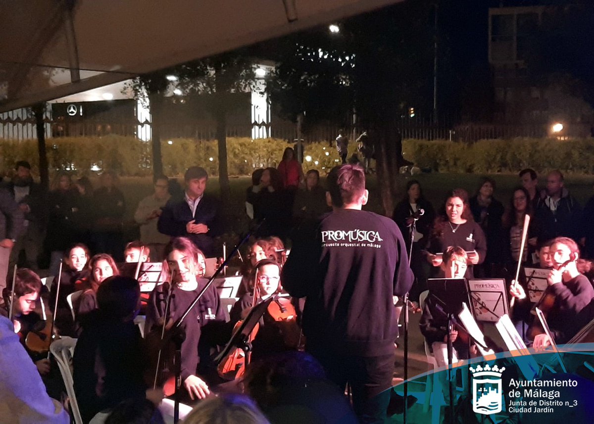 Distrito3malaga's tweet photo. Ayer en el alumbrado de Navidad de nuestro distrito, pudimos  disfrutar de talleres y actuaciones musicales antes y después del encendido de las luces.
Contamos con la asistencia de nuestro concejal de distrito @AvelinoPP y la jefa de distrito @julia_mlg021 .
🎄🎶🎻🎺💃✨️✨️ https://t.co/7mocokw6Oj