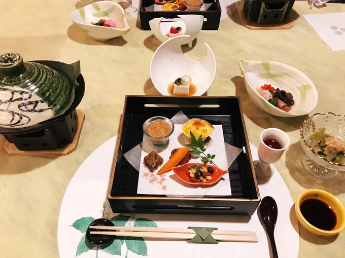 これで全部じゃないけどご飯が豪華前菜だけで量がすごい 