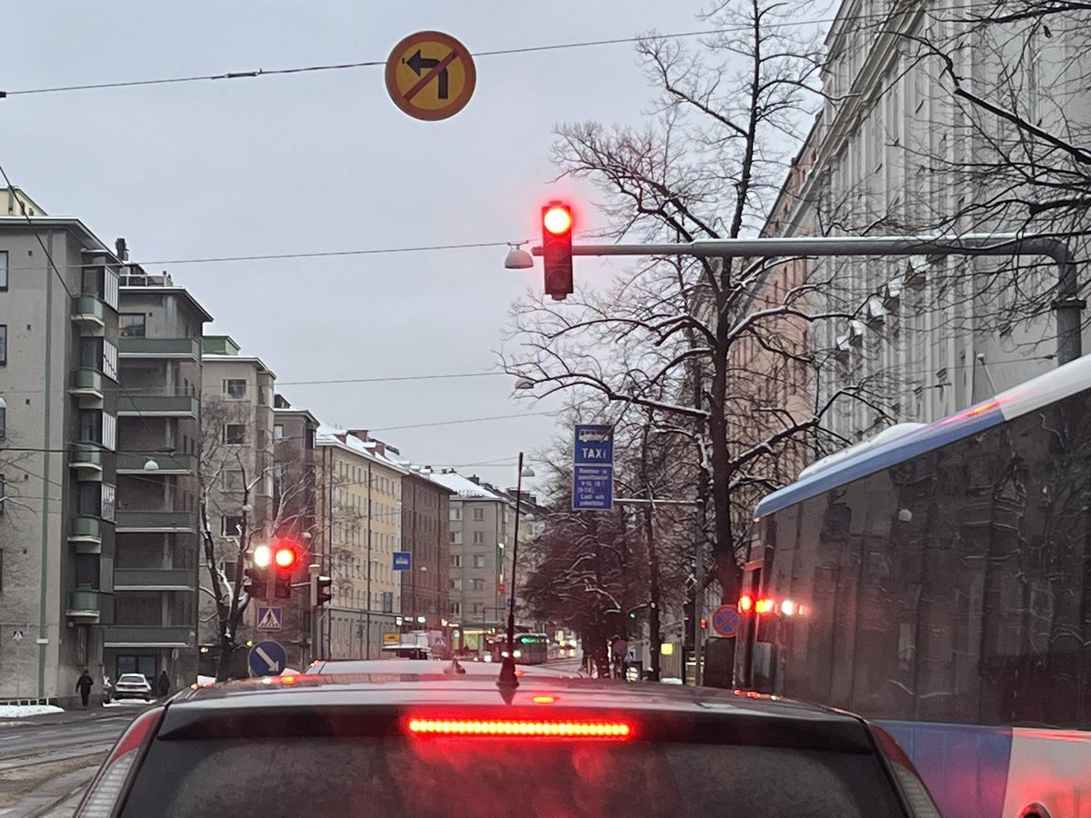Vinkki vihreäksi Ilmastoteoksi - mitäs jos Mannerheimintie liikennevalojen ohjausta koordinoitaisiin. Nyt oli 90% punaista ja kiihdyteltiin linja-auton(diesel) kanssa 300 m pätkiä <a href="/helsinki/">Helsingin kaupunki</a>
