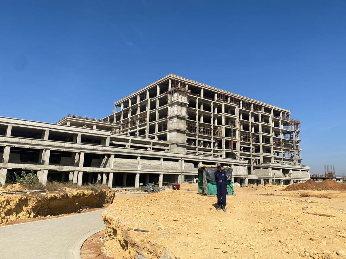 شوکت خانم میموریل کینسرہسپتال اینڈ ریسرچ سنٹر کراچی کی عمارت کا ڈھانچہ مکمل ہوچکاہے۔لاہور کے اسپتال سےدوگنی جسامت کا حامل یہ کینسر اسپتال پاکستان میں ثالثی درجے (Tertiary Care) کی صحت کی سہولیات فراہم کرنےوالا سب سےبڑا مرکز ہوگا۔تزئین و آرائش کےسلسلےکا آغاز ہوچکاہےاور دسمبر 2023