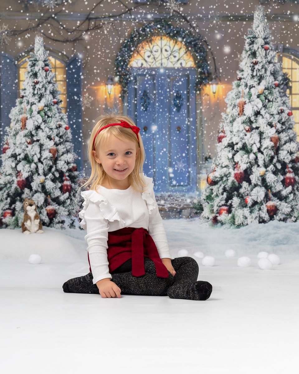 It's beginning to look alot like Christmas #studio #photography #christmas2022 #snowfall #snowball #childrenphotography #decorations #fun #canonphotography
