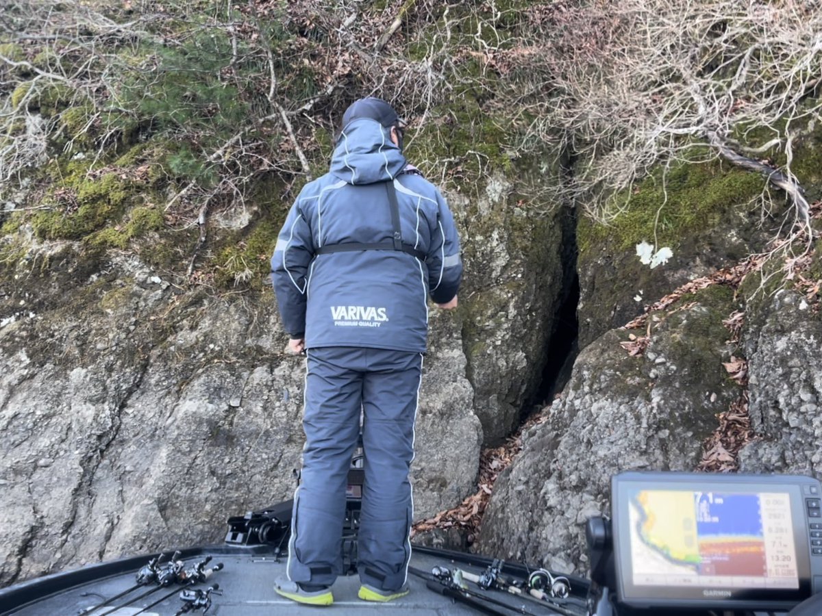 takanashi_0401's tweet image. ラインゴミ回収中。
増水時に残されたゴミはかなり近寄らないと取れません。
これ、ガイド艇でやるの結構怖いんですよね。
船体はもちろん、エレキや魚探振動子も高額。
ゴミ回収活動用にラフに使えるボート欲しいな。
その前に高枝回収ツールを探すか作るかか。