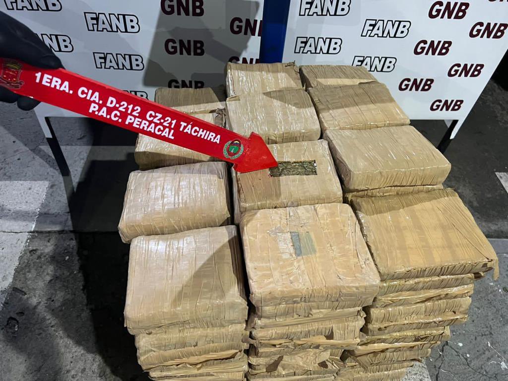 Redi_andes's tweet photo. FANB en lucha frontal contra el narcotráfico, en el PAC Peracal del estado Táchira detienen a 4 ciudadanos incautos captados por los grupos TANCOL para servir de mulas en el ingreso de drogas al territorio nacional e incauta 191 envoltorios de marihuana con más de 91 kg de peso. https://t.co/L4280RxpSJ