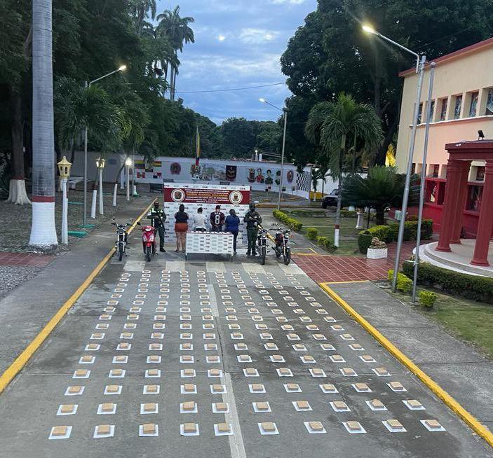 Redi_andes's tweet photo. FANB en lucha frontal contra el narcotráfico, en el PAC Peracal del estado Táchira detienen a 4 ciudadanos incautos captados por los grupos TANCOL para servir de mulas en el ingreso de drogas al territorio nacional e incauta 191 envoltorios de marihuana con más de 91 kg de peso. https://t.co/L4280RxpSJ