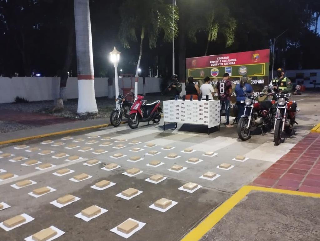 Redi_andes's tweet photo. FANB en lucha frontal contra el narcotráfico, en el PAC Peracal del estado Táchira detienen a 4 ciudadanos incautos captados por los grupos TANCOL para servir de mulas en el ingreso de drogas al territorio nacional e incauta 191 envoltorios de marihuana con más de 91 kg de peso. https://t.co/L4280RxpSJ