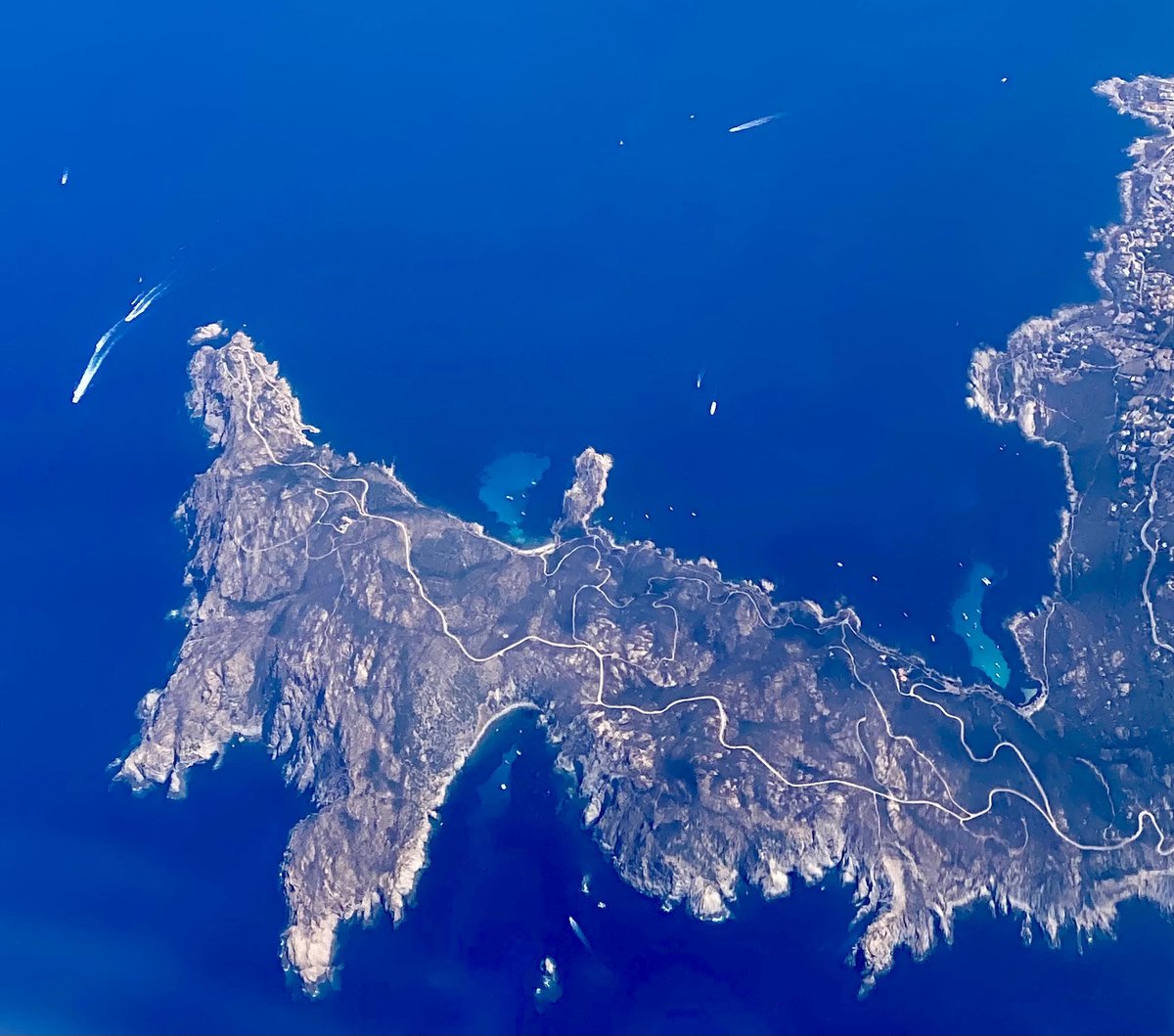 #MondayMotivation
La Corse vue du ciel 💓
#FlyVallJet

Contactez-nous :
☎️ +33 1 74 253 175
✉️ charter@valljet.com