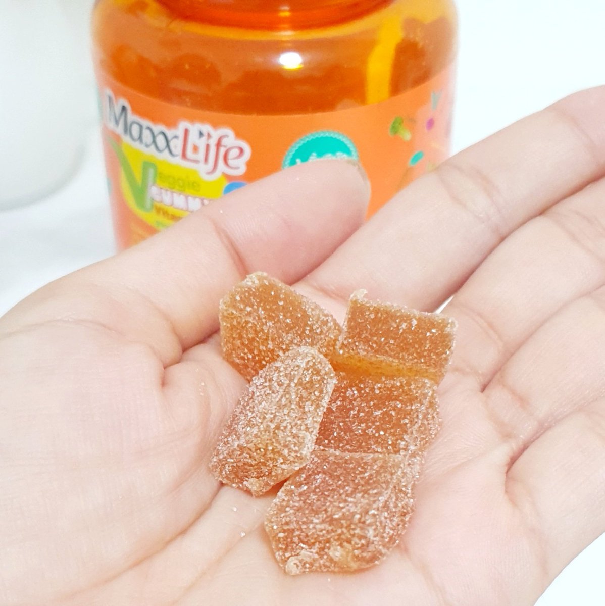 iffieben's tweet photo. อร่อยหนึบหนับ เคี้ยวเพลิน เวจจี้กัมมี่ น้อนเป็นกัมมี่ผักรวม 5 ชนิด มี Vit C ผสมด้วย ของ  #MaxxlifeThailand  เราไม่ค่อยชอยกินผัก ดีอ่ะ ได้น้อนกัมมี่มาช่วยเสริม กินวันละ 3-4 ชิ้นก็พอ เดี๋ยวหมดเร็ว 😂😂 นี่จะซื้อให้หลานกินด้วย นางไม่ค่อยชอบกินผัก #Maxxlifeandwellgate #Maxxlife https://t.co/RTFwWASKcM