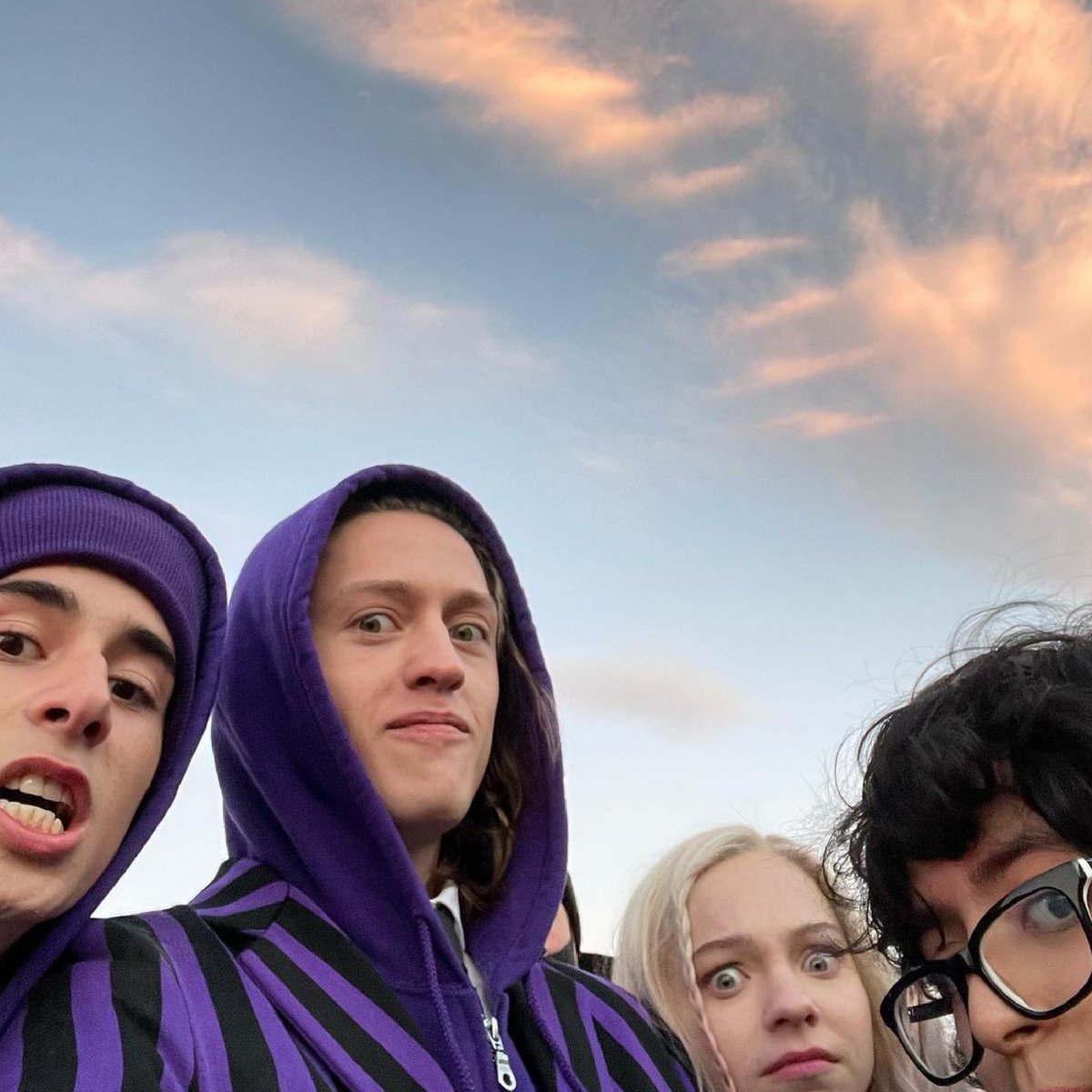 netflixth's tweet photo. ในเรื่องตึงเปรี๊ยะ แต่เบื้องหลังน่ารักไม่ไหว 😛 ทีมดู ‘Wednesday’ จบแล้ว อาการมันเป็นยังไง โดนตัวละครไหนตกมาบ้าง /จงรีวิวเรื่องนี้ด้วยจริตเวนส์เดย์ 🔪 :p 

#WednesdayNetflix #NetflixTH https://t.co/1bRPpLpnB8