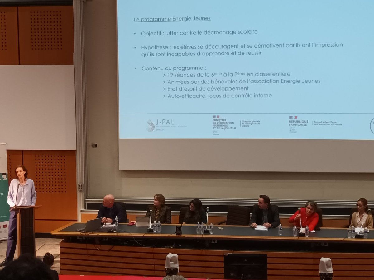 cardiedijon's tweet photo. Ălise Huillery enseignante chercheuse @Paris_Dauphine prĂ©sente le projet experimental #EnergieJeunes (12 sĂ©ances de la 6e Ă 3e). HypothĂšse : si les jeunes dĂ©crochent c'est parce qu'ils ne croient pas en leur chance. @JPAL_Europe @IDEE_Education #ProgrammeIDEE https://t.co/JLipsGAVVD