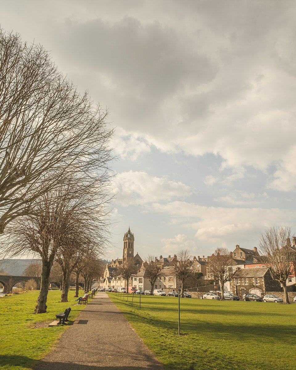 Only 23 miles from Edinburgh, the town of Peebles in the Scottish Borders sits on the river Tweed in an area of outstanding beauty, so is surrounded by stunning scenery all year round! Well worth a visit.   
📍Peebles
scotlandstartshere.com/point-of-inter…