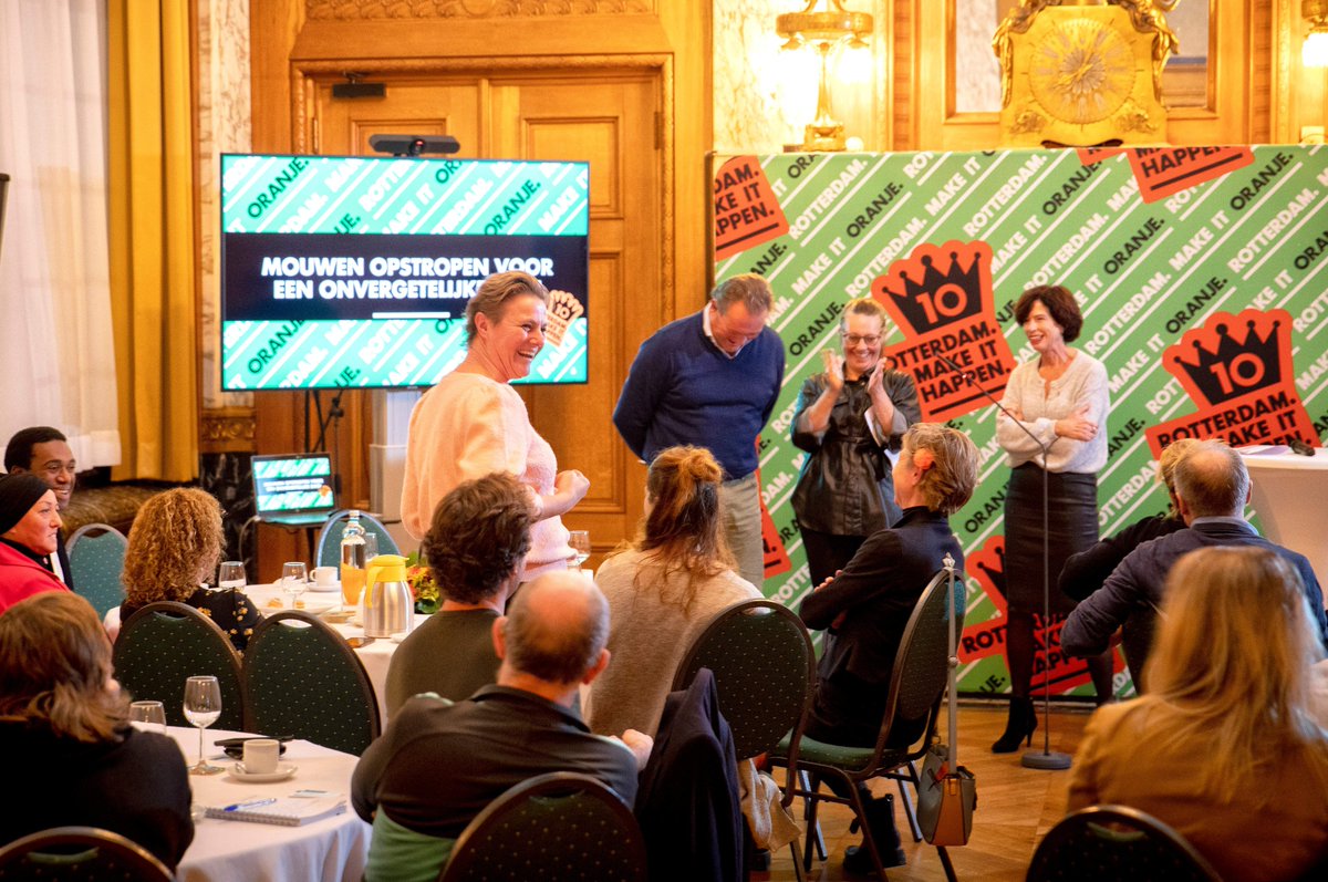 In het stadhuis kwamen vertegenwoordigers van Rotterdamse Oranjeverenigingen, speeltuinverenigingen en buurtinitiatieven samen. In een goede sfeer deelden zij hun wensen en ideeën voor #Koningsdag2023.
 
Volg de ontwikkelingen op→koningsdaginrotterdam.nl
 
#RotterdamMakeItOrange