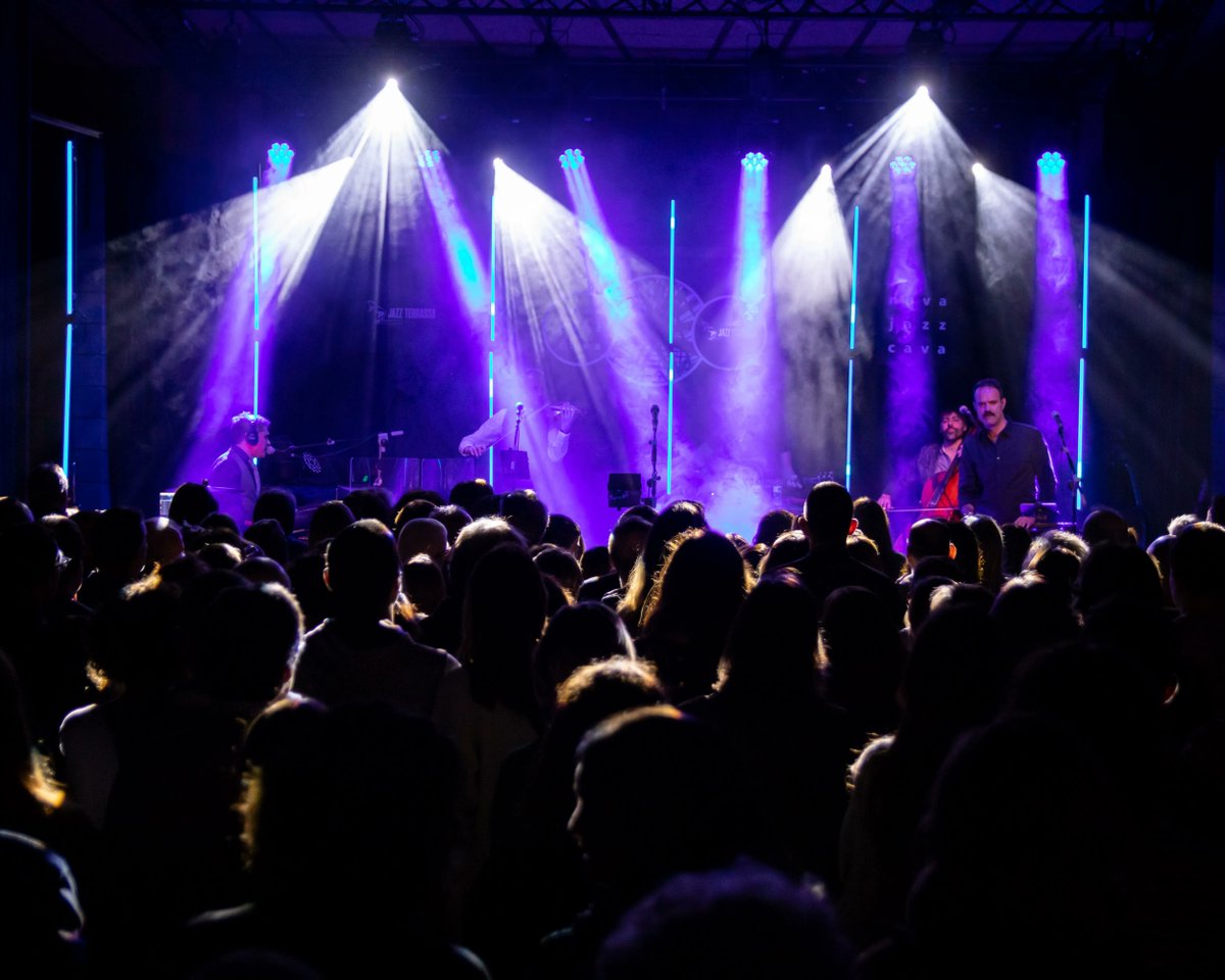 IndirecteRadio's tweet photo. Tot un èxit del primer INDIRECTE Concert a la Nova Jazz Cava amb Blaumut. Un concert proper i amb un públic molt entregat a totes les cançons que es va regalar el grup.

Ens veurem al següent INDIRECTE Concert? Segueix-nos a les xarxes per no perdre-us cap ni un d'aquests! https://t.co/xboE1LXmfd
