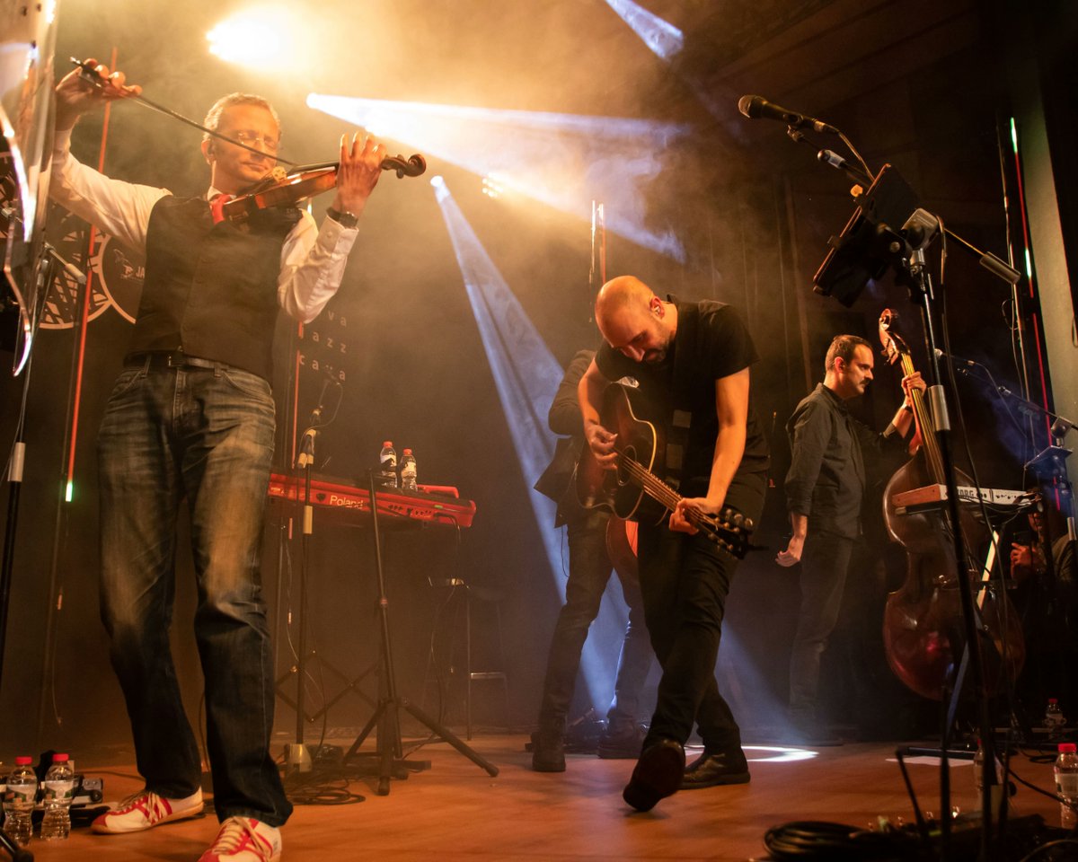 IndirecteRadio's tweet photo. Tot un èxit del primer INDIRECTE Concert a la Nova Jazz Cava amb Blaumut. Un concert proper i amb un públic molt entregat a totes les cançons que es va regalar el grup.

Ens veurem al següent INDIRECTE Concert? Segueix-nos a les xarxes per no perdre-us cap ni un d'aquests! https://t.co/xboE1LXmfd