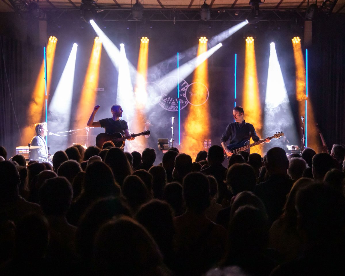 IndirecteRadio's tweet photo. Tot un èxit del primer INDIRECTE Concert a la Nova Jazz Cava amb Blaumut. Un concert proper i amb un públic molt entregat a totes les cançons que es va regalar el grup.

Ens veurem al següent INDIRECTE Concert? Segueix-nos a les xarxes per no perdre-us cap ni un d'aquests! https://t.co/xboE1LXmfd