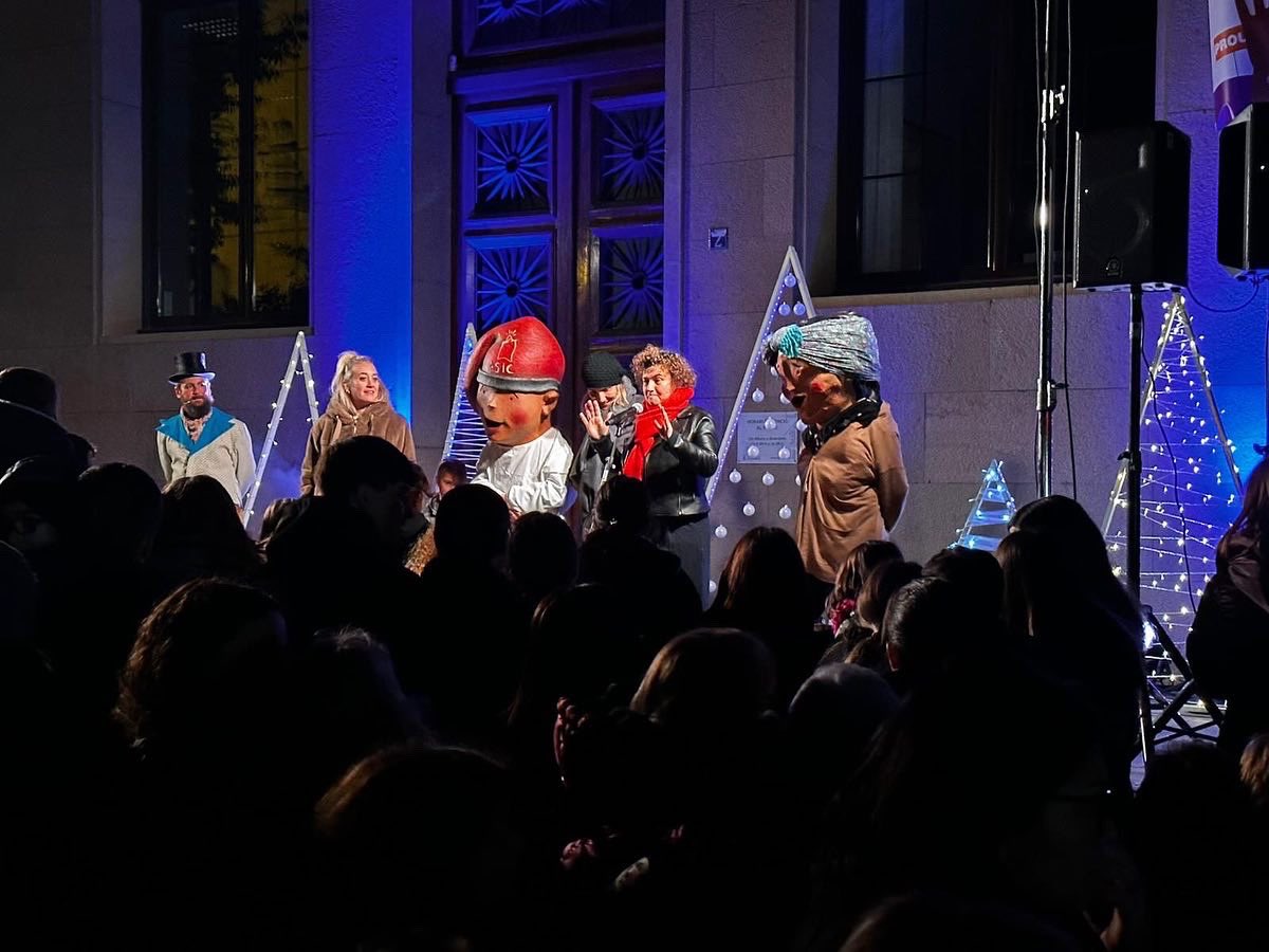 PSClaGarriga's tweet photo. 🛍️ Aquestes festes aprofita i fes les teves compres nadalenques a #LaGarriga, fomentem el comerç local!

🎄Aquest cap de setmana ha tingut lloc l’encesa de llums en la Festa de la Llum de @ASICLAGARRIGA .

🧑🏻‍🎨 La Fira de Nadal del Barri de Dalt i el Petits Encants Market! https://t.co/pAoERTCoqh