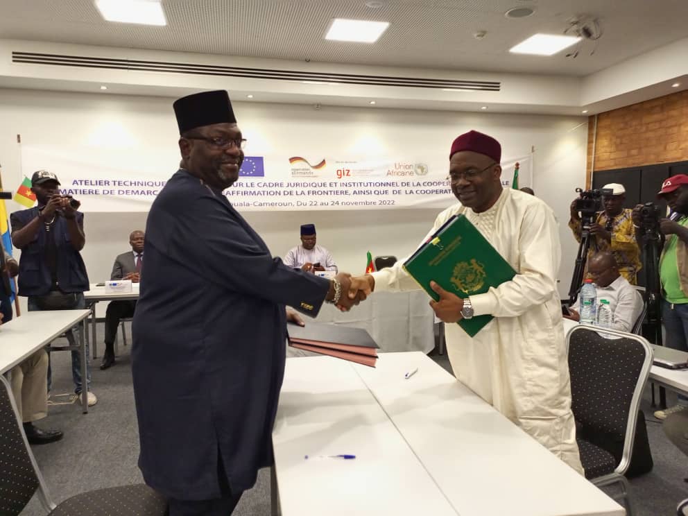 🤝Fruitful bilateral exchange between #Cameroon🇨🇲 &amp; #Gabon🇬🇦 in Douala.

🙌With support of the <a href="/CEEAC_ECCAS/">CEEAC_ECCAS</a> Border Programme, financed by #EU🇪🇺 &amp; Germany🇩🇪, both parties signed the creation of a Joint #Border Commission for a sustainable cross-border development.