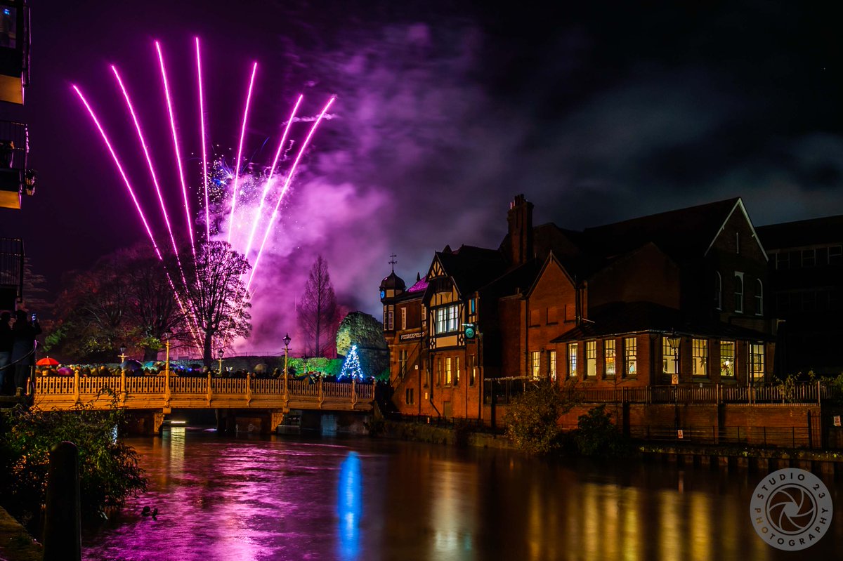 studio23_kent's tweet photo. #Tonbridge

TONBRIDGE ROTARY CHRISTMAS FESTIVAL @rotaryclubtonbridge What a fantastic event
I chose a different view this year for the fireworks!
Met the lovely @thecherylbaker the Mayor @CllrSueBell @westkentradio
@PhoenixFireworksLtd
#tonbridge #kent @tmbc
@therebelschool https://t.co/AKeCzkmVzl