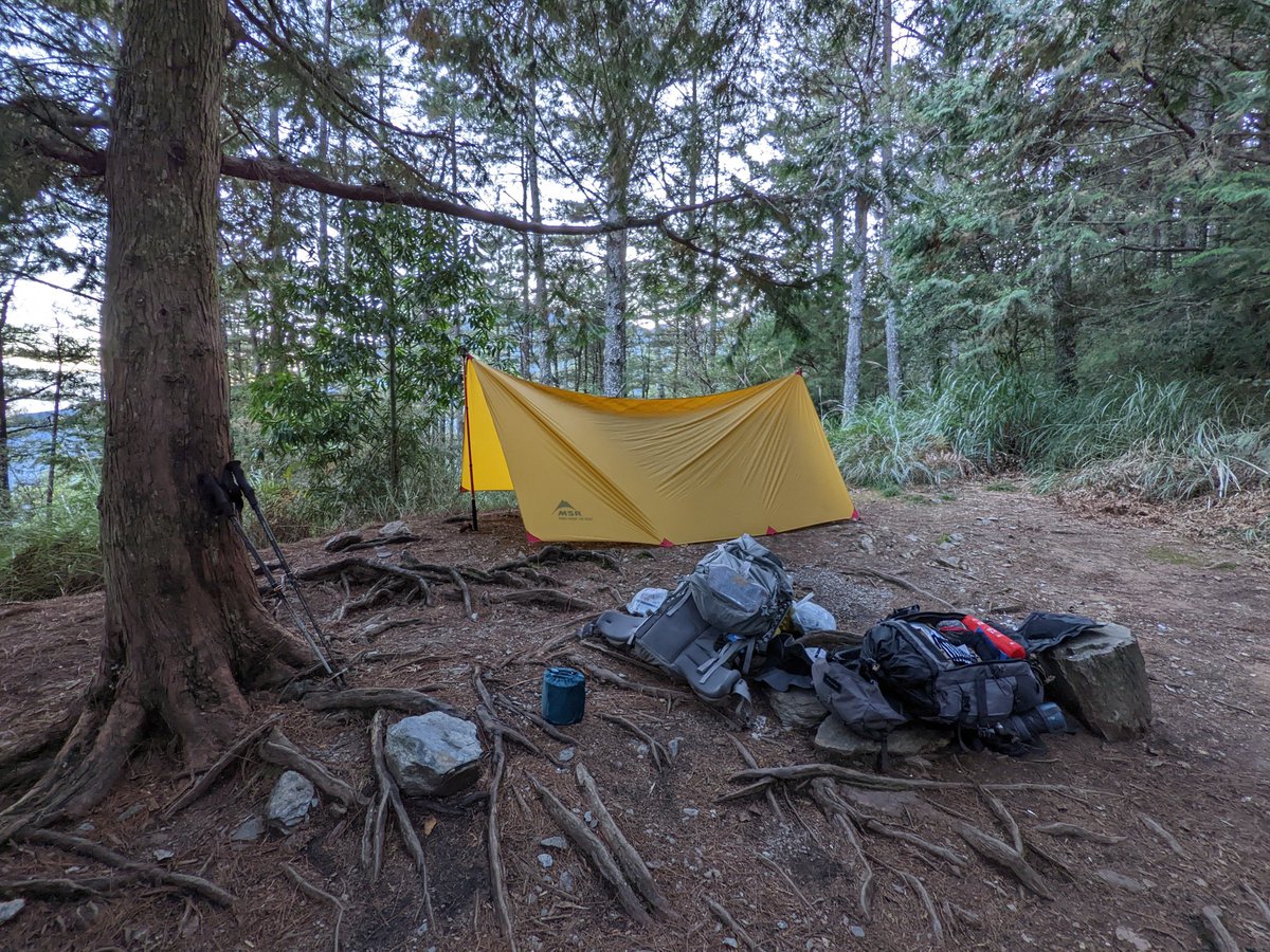 holataipei's tweet photo. Día 1: Acampando en el bosque a 2400 metros de altitud. De camino a las siguientes montañas: Pintian 品田山(3524公尺)、Chiyou 池有山(3303公尺)、Taoshan 桃山(3325公尺) Karaye 喀拉業山(3133公尺). https://t.co/vXzCaUnO53