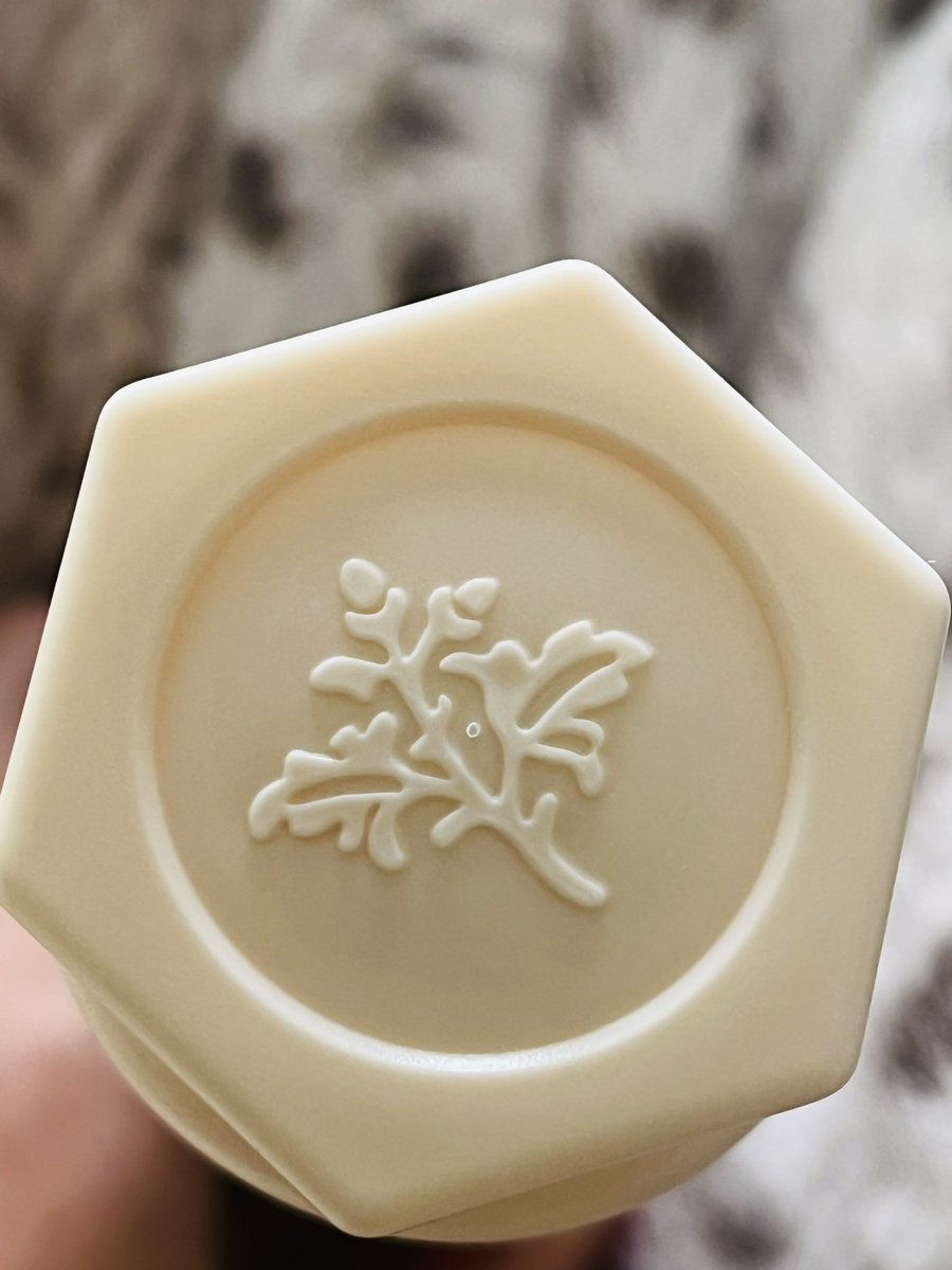 jac_lyl's tweet photo. #ラリン #LALINE
#CottonCloud #BodyCream
Laline Cotton Cloudのボディークリーム!!容器から香りがする!
塗ったら翌日も香りが残っている💎
限定ではなく通常販売してほしい!
エレミ フィグ アンバー カルダモン
サンダルウッド シダーウッド
フィグの香り、いいなぁ😌オススメ💜 https://t.co/dxnVZbDZRS