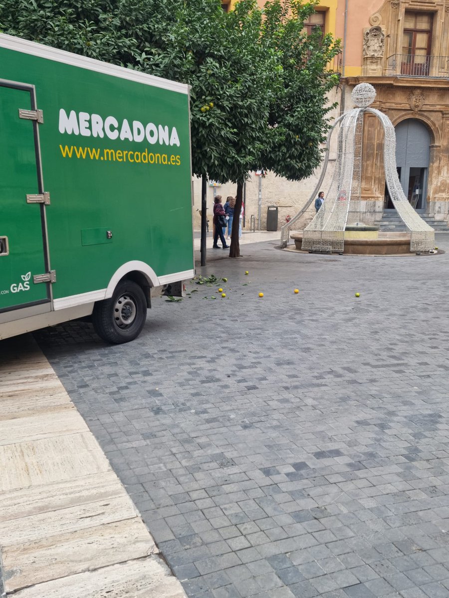 soscascoh's tweet image. Policía, Policía! Por qué nos habéis abandonado?

📍Avenida Río Segura: olvidamos retirar señalética y vallado, esperando a que la acción del viento pueda liberar la zona de lo inservible de esta actuacion.
📍Calle Apóstoles: nuevas zonas de carga y descarga.
