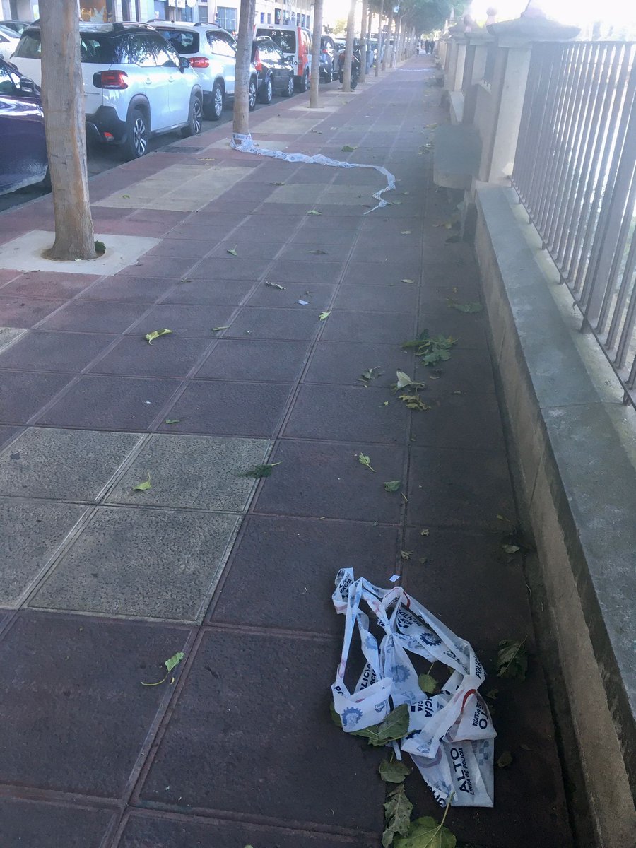 soscascoh's tweet image. Policía, Policía! Por qué nos habéis abandonado?

📍Avenida Río Segura: olvidamos retirar señalética y vallado, esperando a que la acción del viento pueda liberar la zona de lo inservible de esta actuacion.
📍Calle Apóstoles: nuevas zonas de carga y descarga.