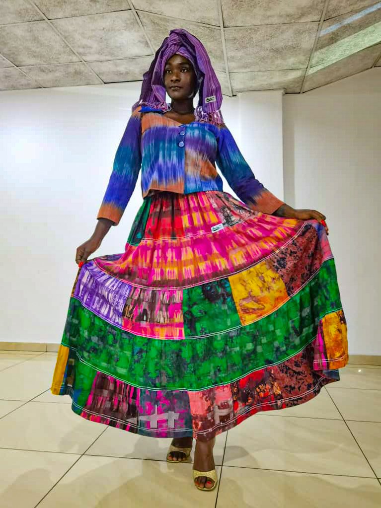 Pathe_O's tweet photo. La Maison Pathe'O vous souhaite une agréable semaine avec cet ensemble mixte, le chemisier en FasoDanFani 100% fait main et la jupe en voile de coton , pour vous rendre unique mesdames 💐.
Modèle disponible dans nos différents points de ventes. 

Contact: (+225) 05 56 76 75 01 https://t.co/kWe0DGCjzK